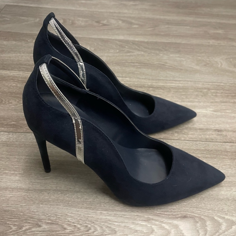 Woman’s Dark Navy Blue Marc Fisher Heels - Picture 1 of 4